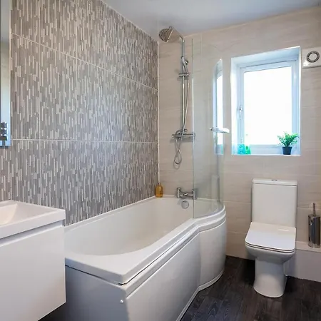 Holiday home Onpoint - Modern 3-bed - Free Parking *